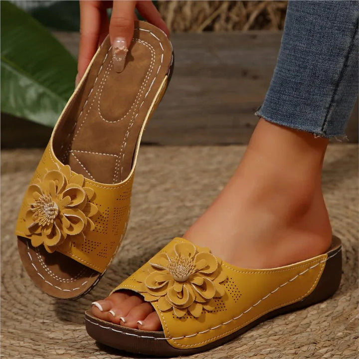 Gelbe Nora Keilsandalen für Damen mit Blumendetail und gepolstertem Fussbett