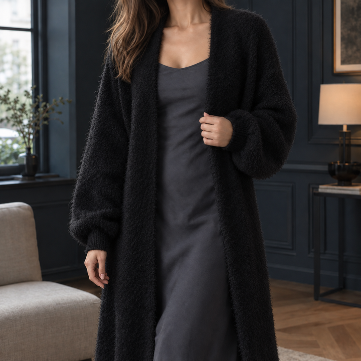Lange, flauschige schwarze Damen-Strickjacke mit offenem Schnitt und gerippten Bündchen für einen eleganten Lagenlook.