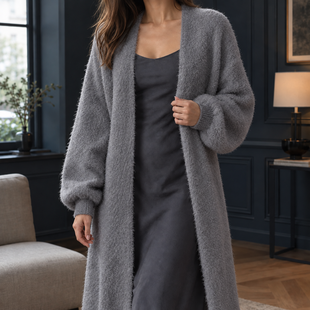 Lange, flauschige graue Strickjacke im offenen Design mit weichen Ärmeln für einen eleganten, entspannten Look.