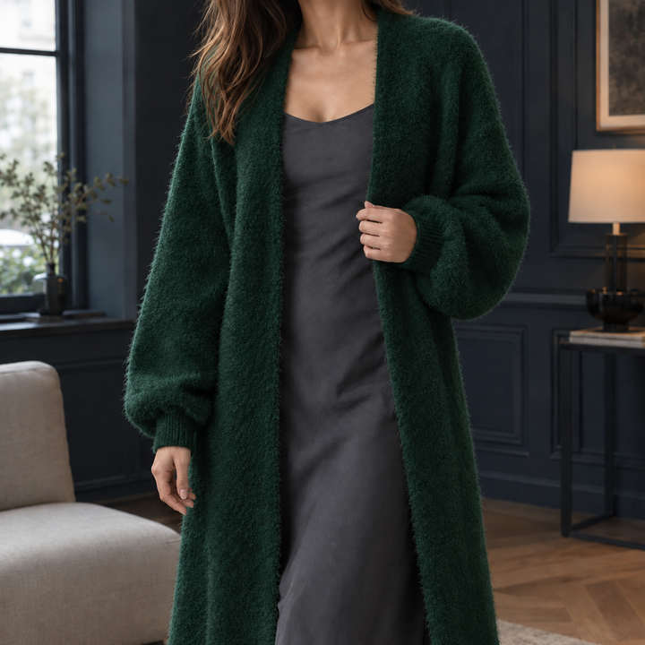 Lange, flauschige Strickjacke in Dunkelgrün mit offenem Schnitt und gerippten Bündchen für einen eleganten Lagen-Look.