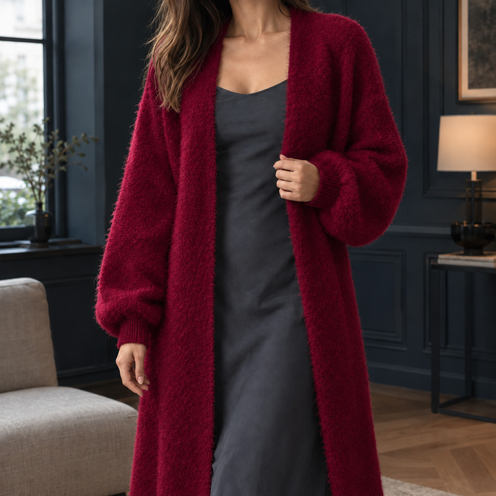 Lange, flauschige Strickjacke in Dunkelrot mit offenem Schnitt und gerippten Ärmelbündchen für einen eleganten Look.