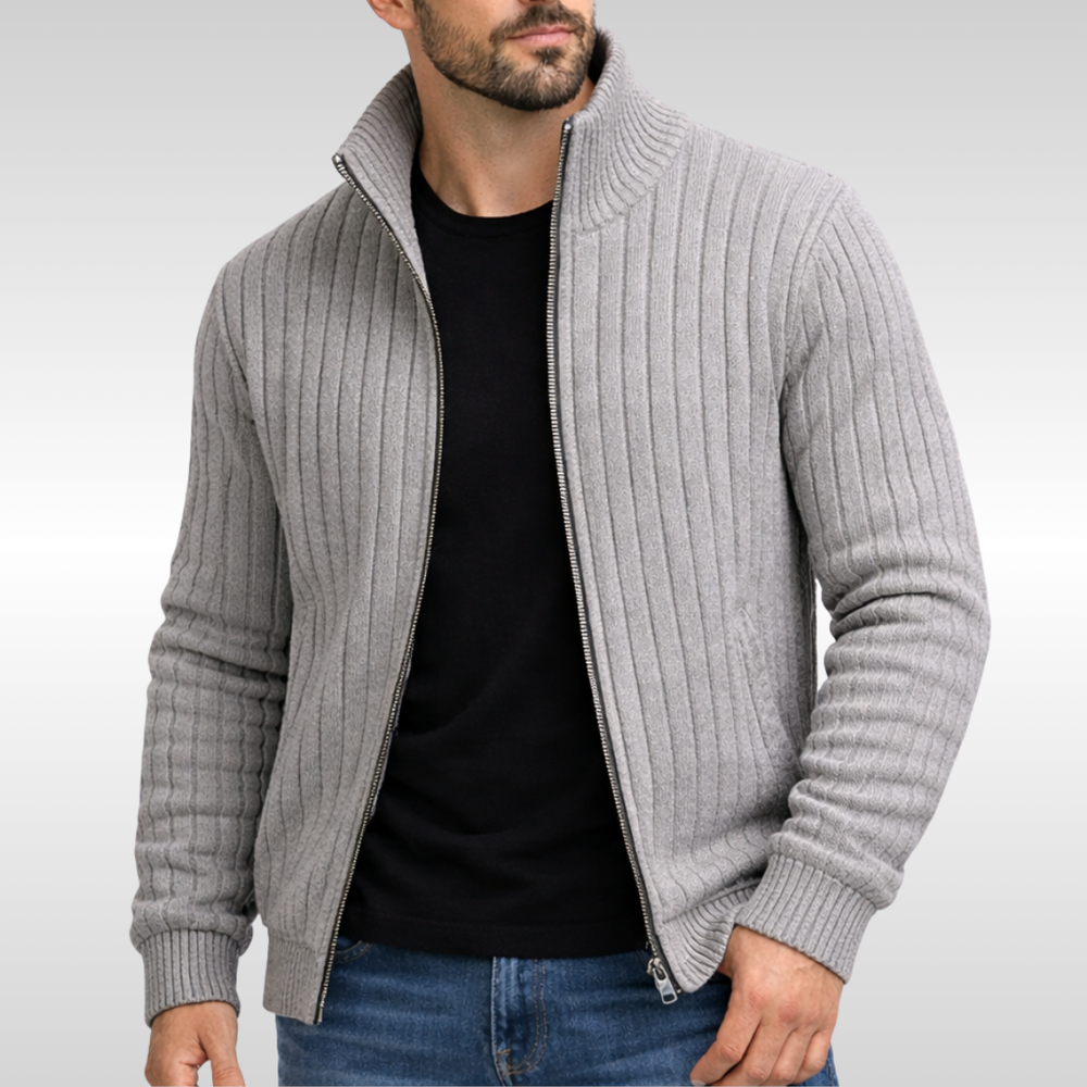 Graue, gerippte Herren-Strickjacke mit Stehkragen und durchgehendem Reißverschluss über einem schwarzen T-Shirt.