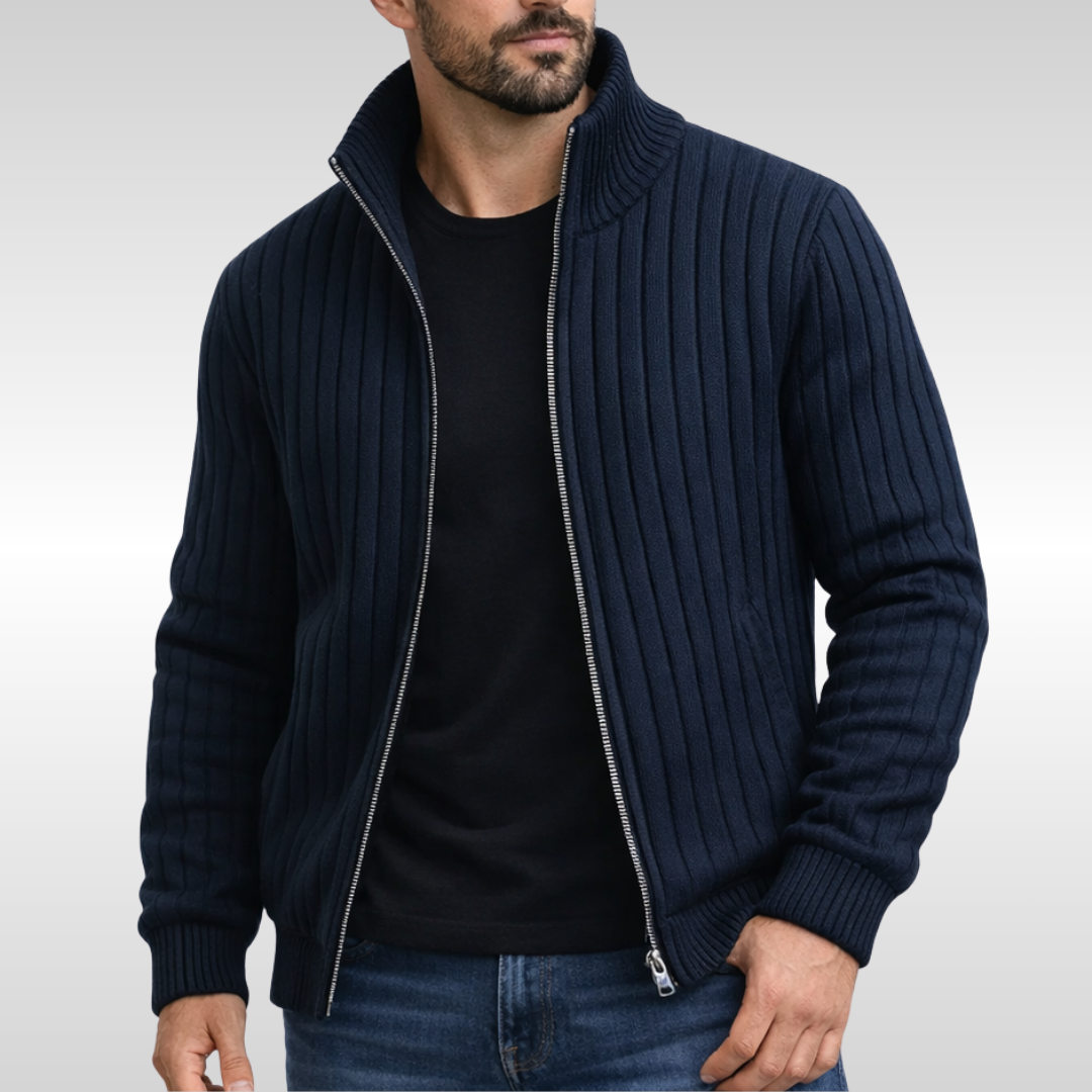 Dunkelblaue Herren-Strickjacke mit Reißverschluss, Stehkragen und gerippter Struktur über einem schwarzen T-Shirt.