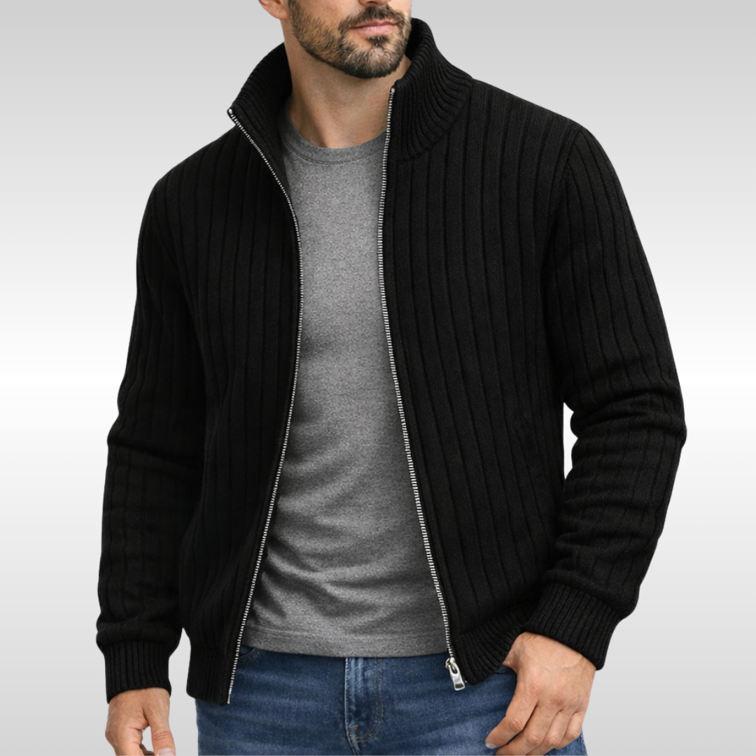 Schwarze Herren-Strickjacke mit Reißverschluss, Stehkragen und geripptem Strickmuster über einem grauen T-Shirt.
