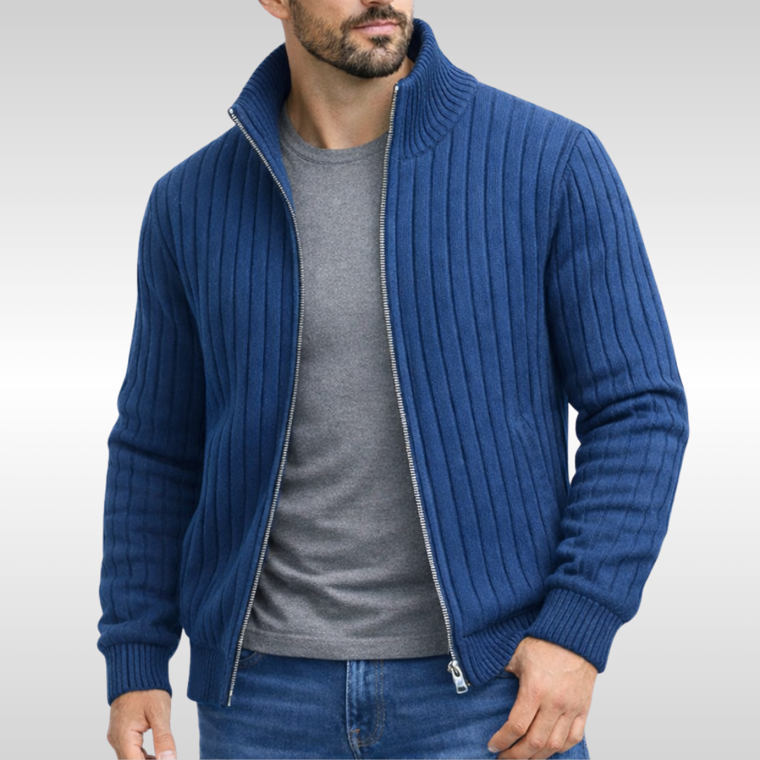 Blaue, gerippte Herren-Strickjacke mit Stehkragen und durchgehendem Reißverschluss über einem grauen T-Shirt.