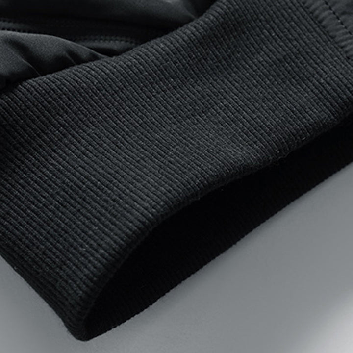 Schwarzes, geripptes Bündchen der gesteppten Patrick Herrenjacke mit Übergang zum wattierten Obermaterial.