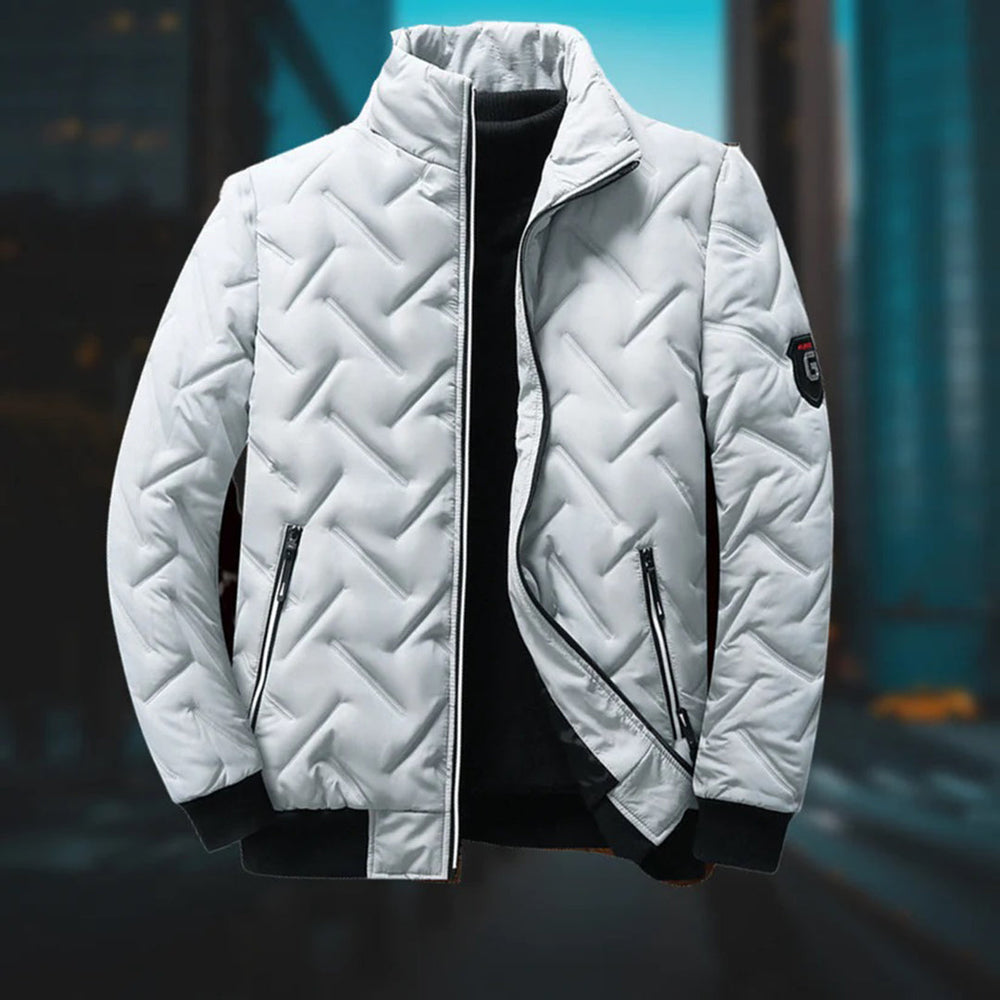 Weiße gesteppte Herrenjacke mit Zickzack-Muster, Stehkragen, Reißverschlusstaschen und schwarzem Saum.
