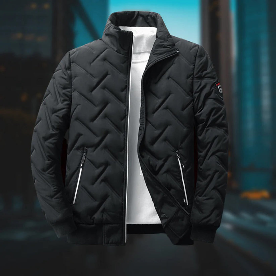 Schwarze Herren-Steppjacke mit Zickzack-Muster, Stehkragen und Reißverschlusstaschen über weißem Pullover.