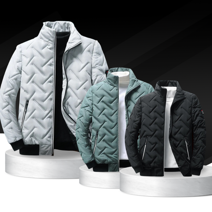 Patrick Herren-Steppjacke mit Zickzack-Muster, Stehkragen und Reißverschluss in Grau, Grün und Schwarz auf Podesten.