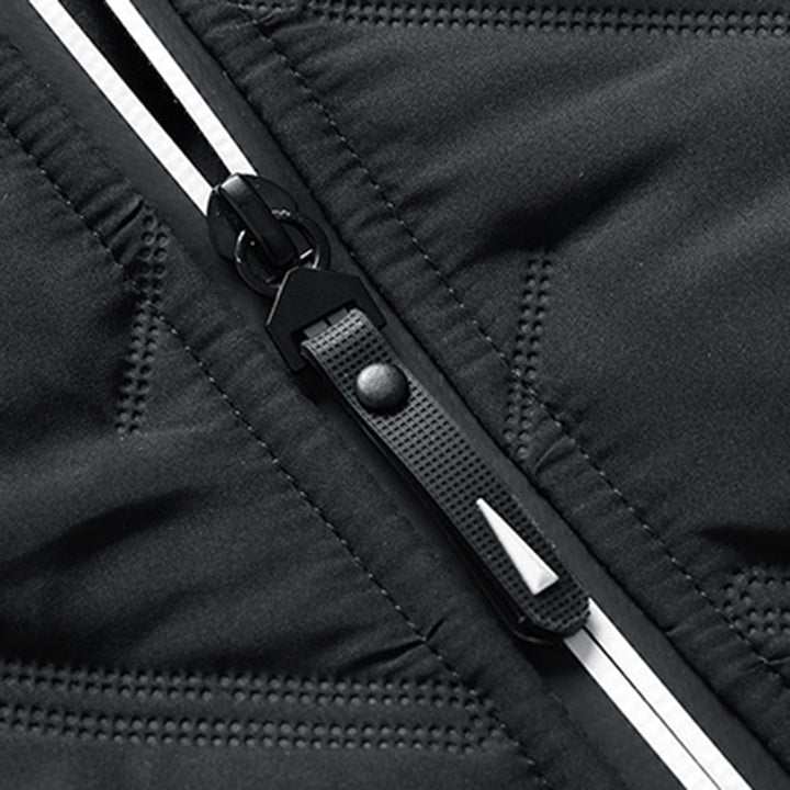 Schwarze Herrenjacke mit Zickzack-Steppmuster, durchgehendem Reißverschluss und modernem Zipper-Detail.