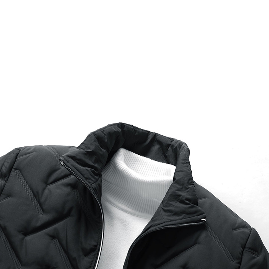 Schwarze Herren-Steppjacke mit Zickzack-Muster, Stehkragen und Reißverschluss über weißem Rollkragenpullover.
