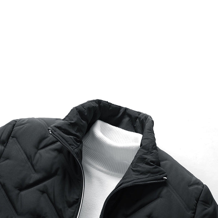 Schwarze Herren-Steppjacke mit Zickzack-Muster, Stehkragen und Reißverschluss über weißem Rollkragenpullover.