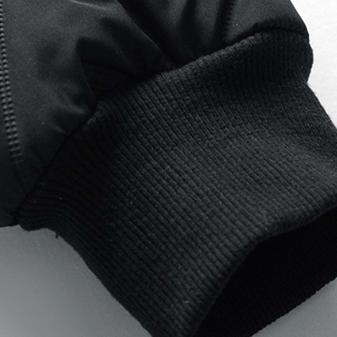 Schwarzer Ärmelabschluss der gesteppten Patrick Herrenjacke mit elastischem Rippstrickbündchen.