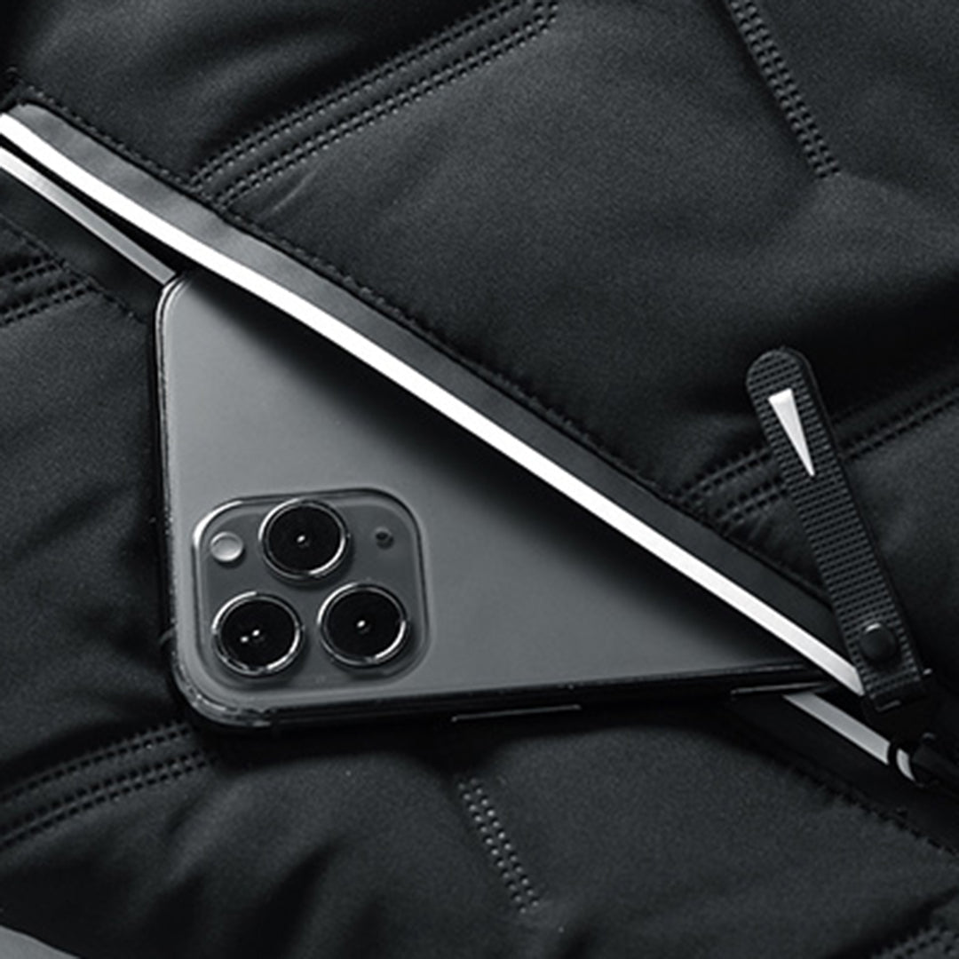 Schwarze gesteppte Herrenjacke mit Zickzack-Muster und praktischer Reißverschlusstasche für das Smartphone.