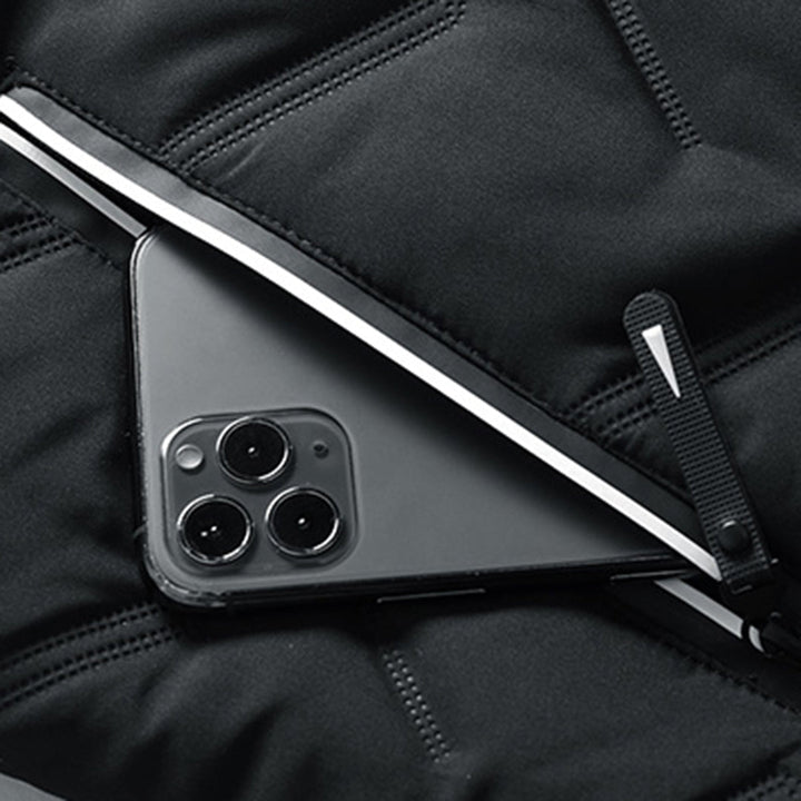 Schwarze gesteppte Herrenjacke mit Zickzack-Muster und praktischer Reißverschlusstasche für das Smartphone.