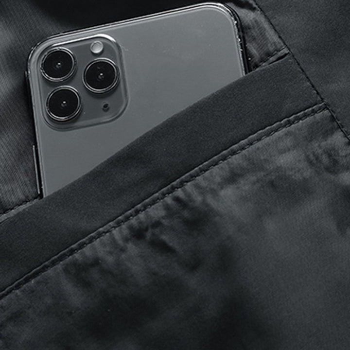 Schwarze gesteppte Patrick Herrenjacke mit praktischer Reißverschlusstasche für das Smartphone.