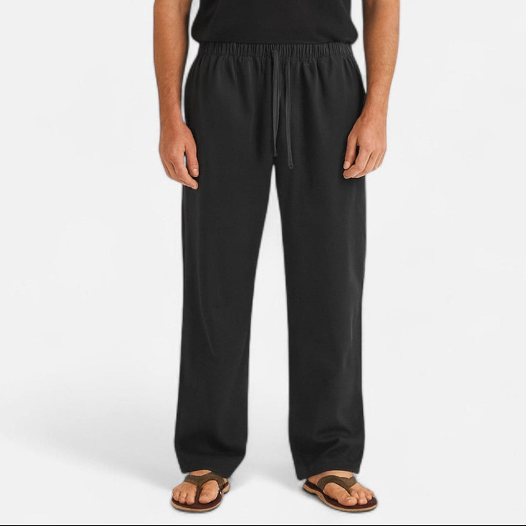 Schwarze Herren-Relaxhose mit weitem Schnitt, elastischem Bund und Kordelzug für maximalen Tragekomfort.
