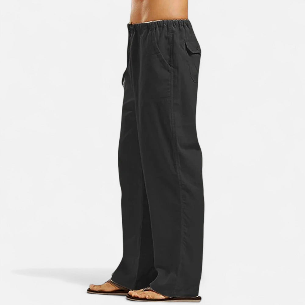 Schwarze, weit geschnittene Herren-Relaxhose mit elastischem Kordelzugbund und praktischen Taschen für maximalen Komfort.