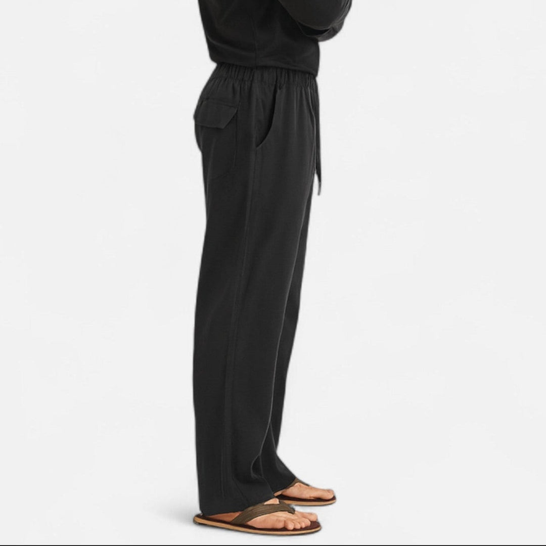 Schwarze Herren-Relaxhose mit weitem Schnitt, elastischem Kordelzugbund und praktischen Taschen für maximalen Komfort.