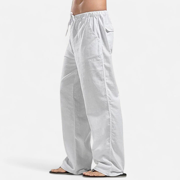 Weiße Herren-Relaxhose mit weitem Schnitt, elastischem Kordelzugbund und leichtem Material für sommerlichen Komfort.