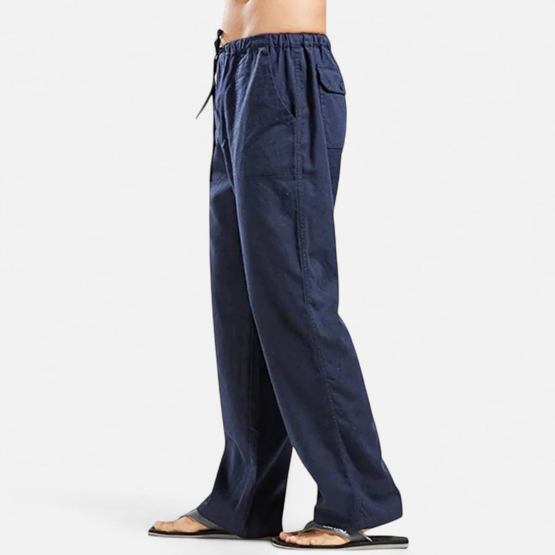 Dunkelblaue Herren-Relaxhose mit weitem Schnitt, elastischem Kordelzugbund und praktischen Taschen für maximalen Komfort.
