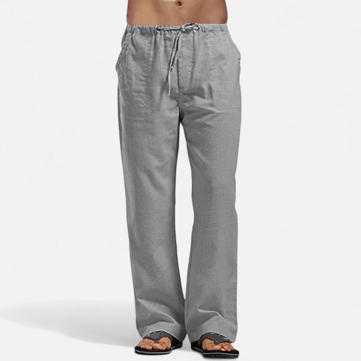 Graue, weit geschnittene Herren-Relaxhose aus leichtem Material mit elastischem Bund und Kordelzug für maximalen Komfort.