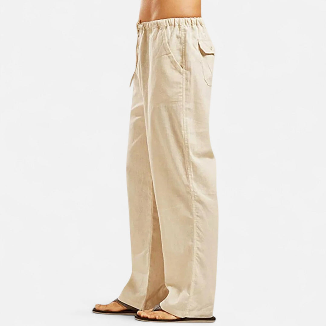 Beige Relaxhose für Herren mit weitem Schnitt, elastischem Kordelzugbund und praktischen Taschen für sommerlichen Komfort.