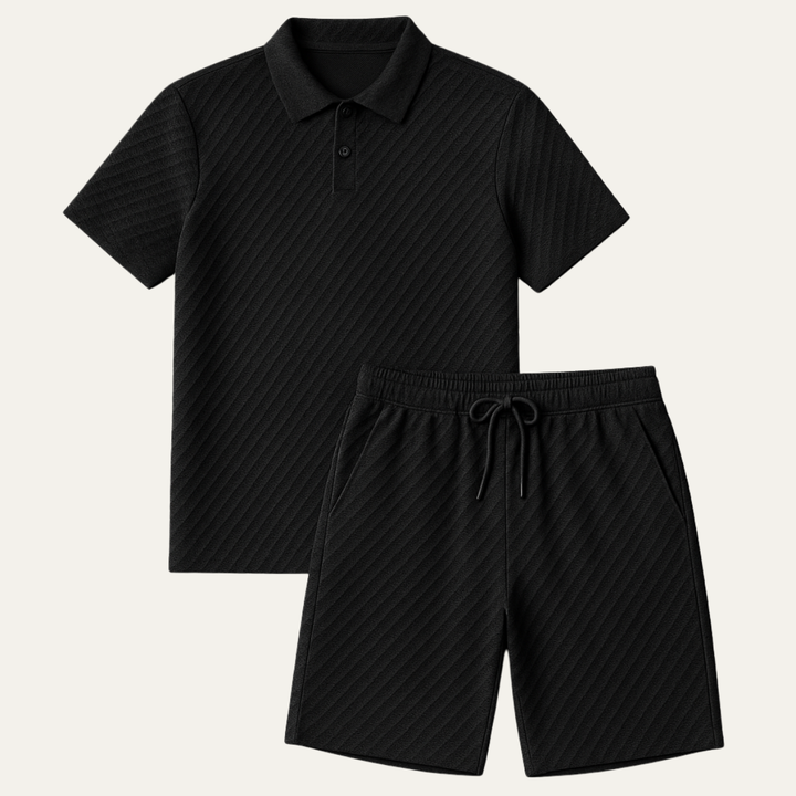 Schwarzes Herren-Set aus Poloshirt und Shorts mit strukturierter Jacquard-Optik, klassischem Kragen und Kordelzug.