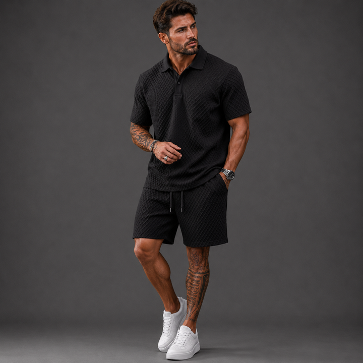 Schwarzes Herren-Set aus Poloshirt und Shorts mit strukturierter Jacquard-Optik, klassischem Kragen und Kordelzug.