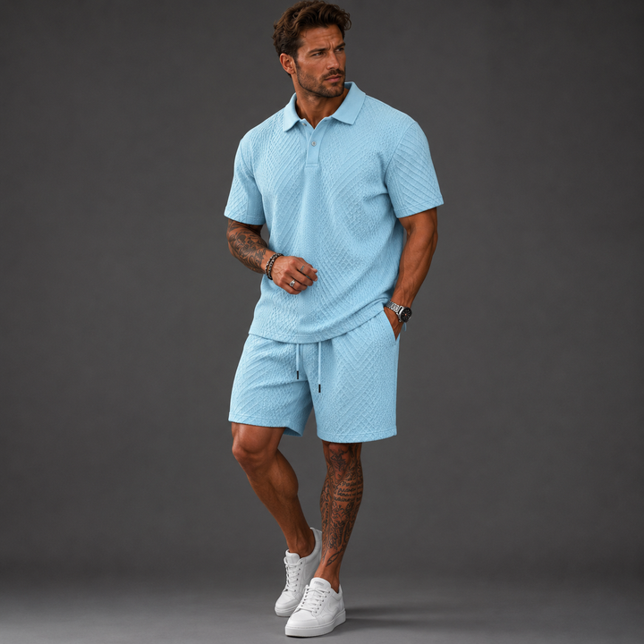 Hellblaues Rafael Herren-Set mit strukturiertem Jacquard-Poloshirt und passenden Shorts mit Kordelzug.