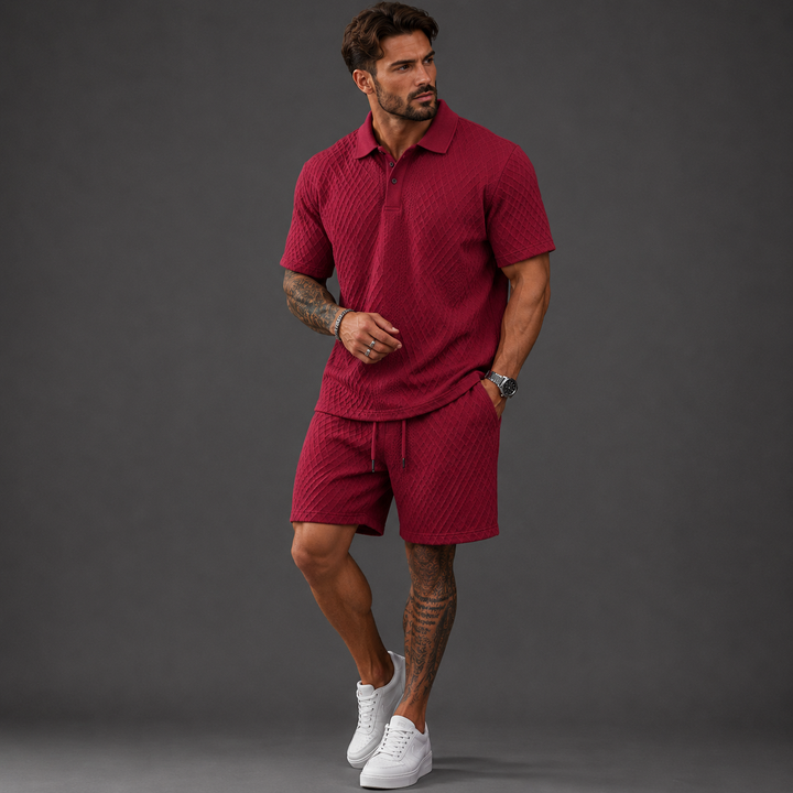 Dunkelrotes Herren-Set aus Poloshirt und Shorts mit strukturierter Jacquard-Optik und Kordelzug.
