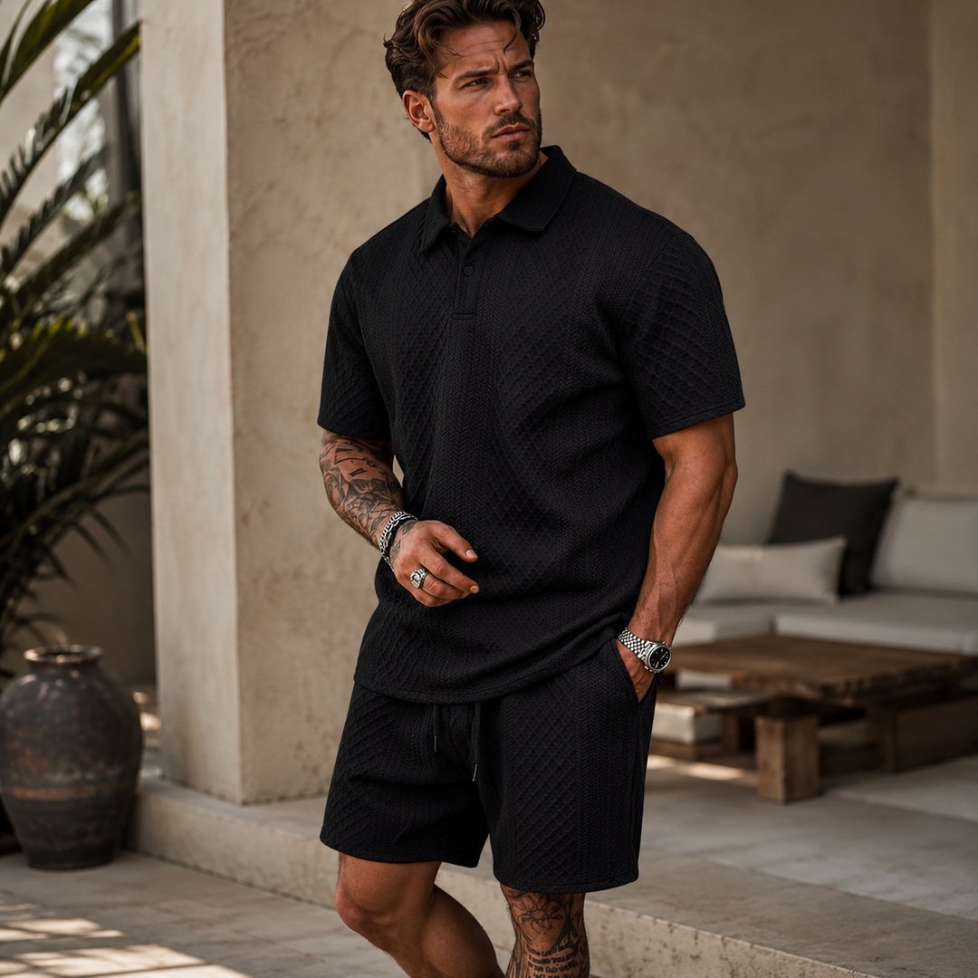 Schwarzes Rafael Set aus Poloshirt und Shorts mit feiner Jacquard-Struktur und klassischem Kragen für den Sommer.
