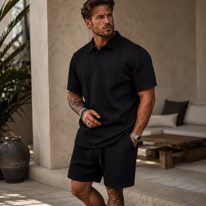 Schwarzes Rafael Set aus Poloshirt und Shorts mit feiner Jacquard-Struktur und klassischem Kragen für den Sommer.