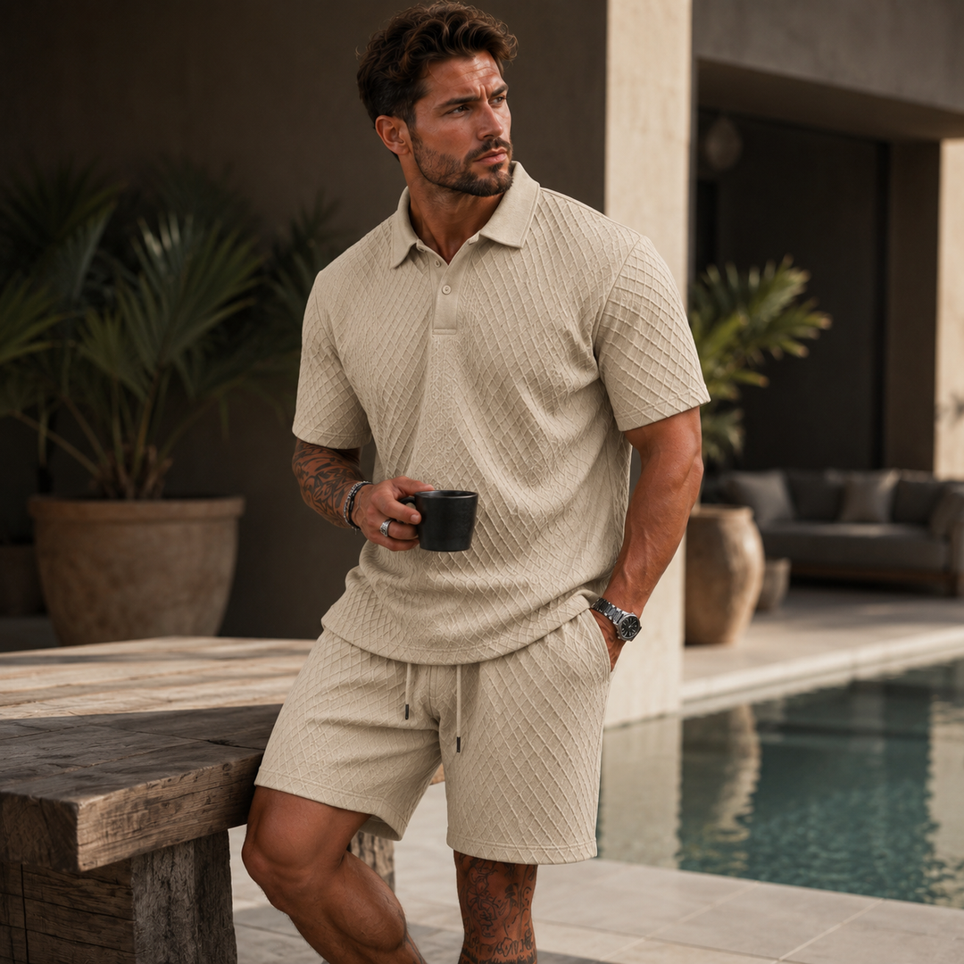Beiges Herren-Set aus Poloshirt und Shorts mit strukturierter Jacquard-Optik, ideal für den Sommer am Pool.