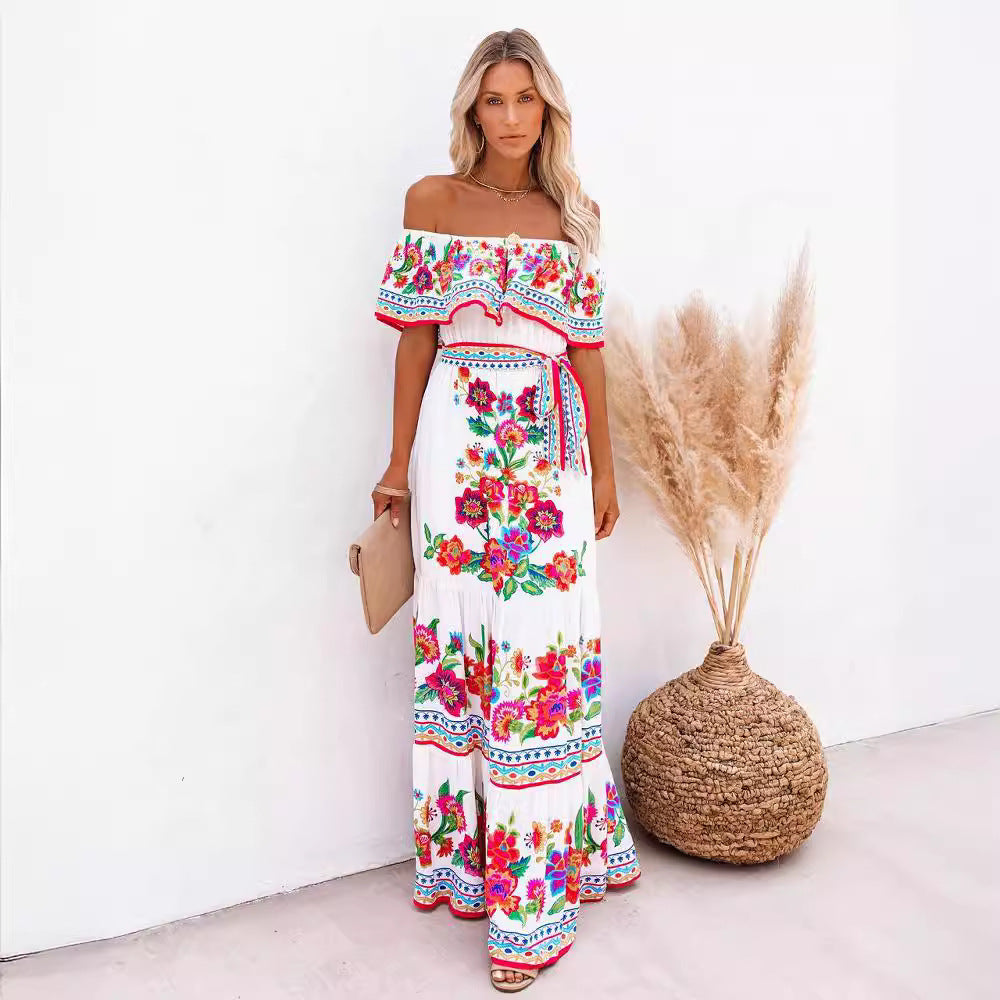 Weisses Off-Shoulder Maxikleid Rahel mit buntem Blumenmuster und Bindegürtel.