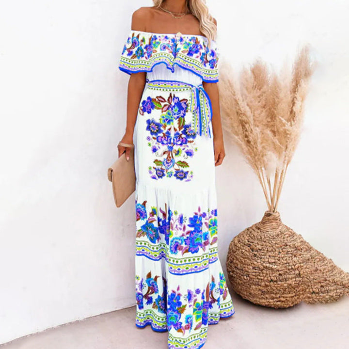 Weisses Rahel Off-Shoulder Maxikleid mit blauem Blumenmuster und Bindegürtel.