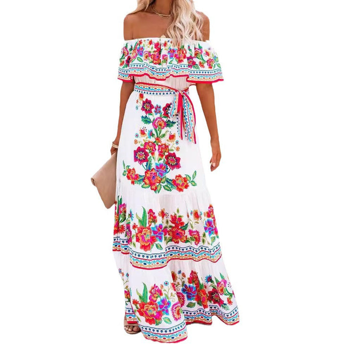Weisses Off-Shoulder-Maxikleid Rahel mit buntem Blumenmuster und Bindegürtel.