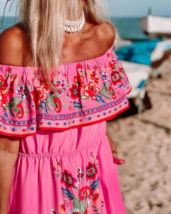 Pinkes Off-Shoulder-Maxikleid Rahel mit buntem Blumenmuster am Strand