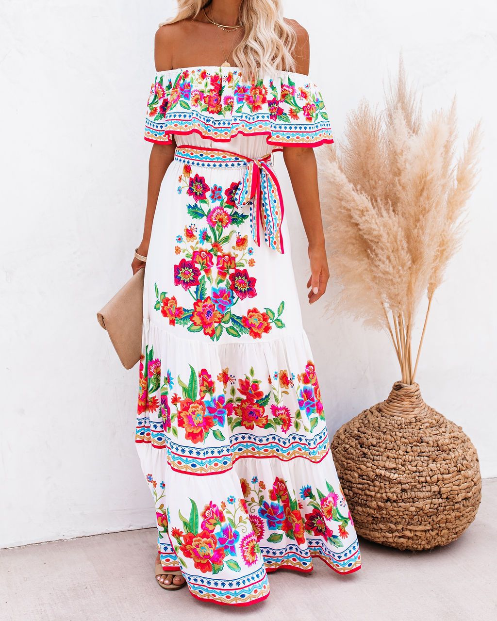 Weisses Off-Shoulder-Maxikleid Rahel mit buntem Blumenmuster und Bindegürtel