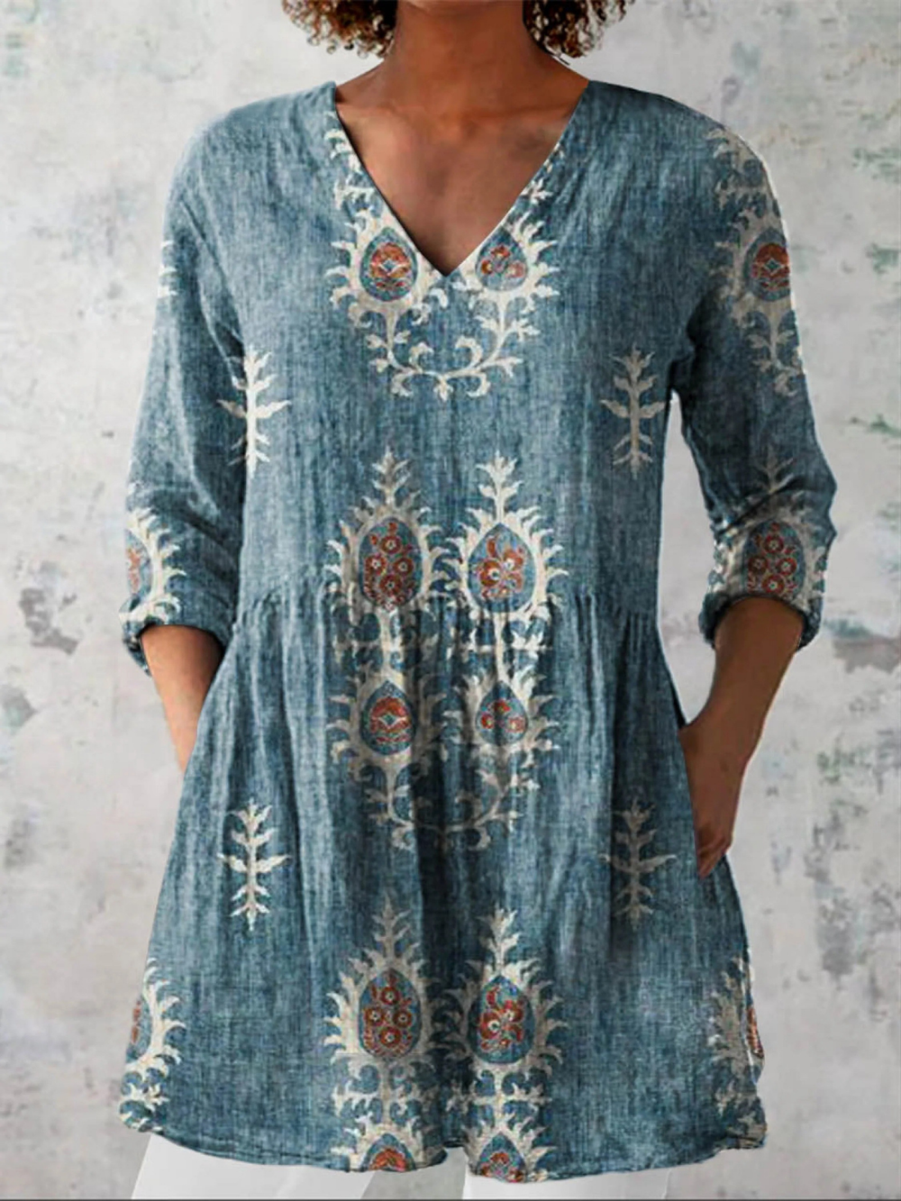 Blaue Tunika mit V-Ausschnitt, Boho-Blumenmuster und geraffter Taille in fließender Passform.