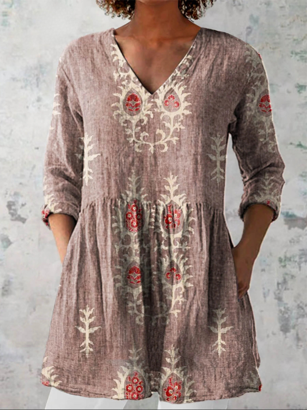 Braune Damen-Tunika mit V-Ausschnitt, Boho-Blumenmuster und geraffter Taille in lockerer Passform.