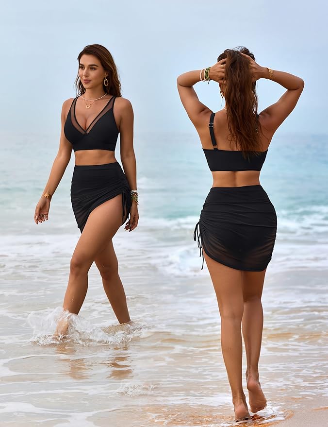 Schwarzer Ramona Bikini mit hochgeschnittenem Baderock und V-Ausschnitt-Oberteil am Strand.