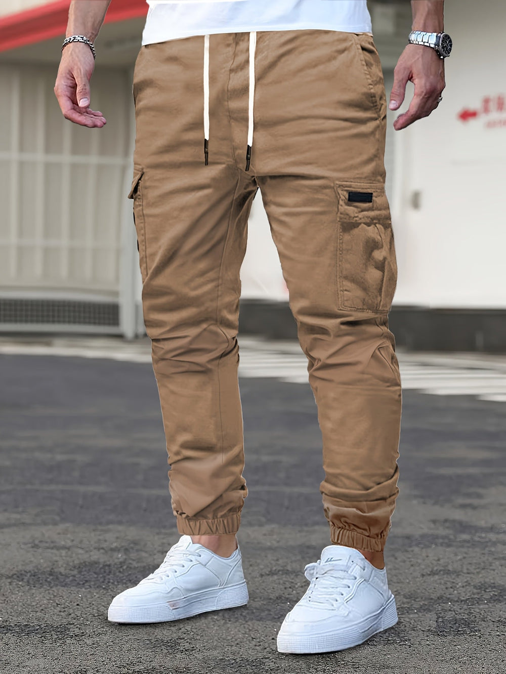 Beige Raphael Cargohose für Herren mit Kordelzug, seitlichen Taschen und elastischen Bündchen im modernen Jogger-Stil.