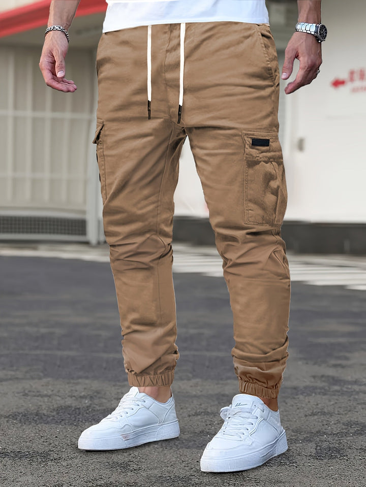 Beige Raphael Cargohose für Herren mit Kordelzug, seitlichen Taschen und elastischen Bündchen im modernen Jogger-Stil.