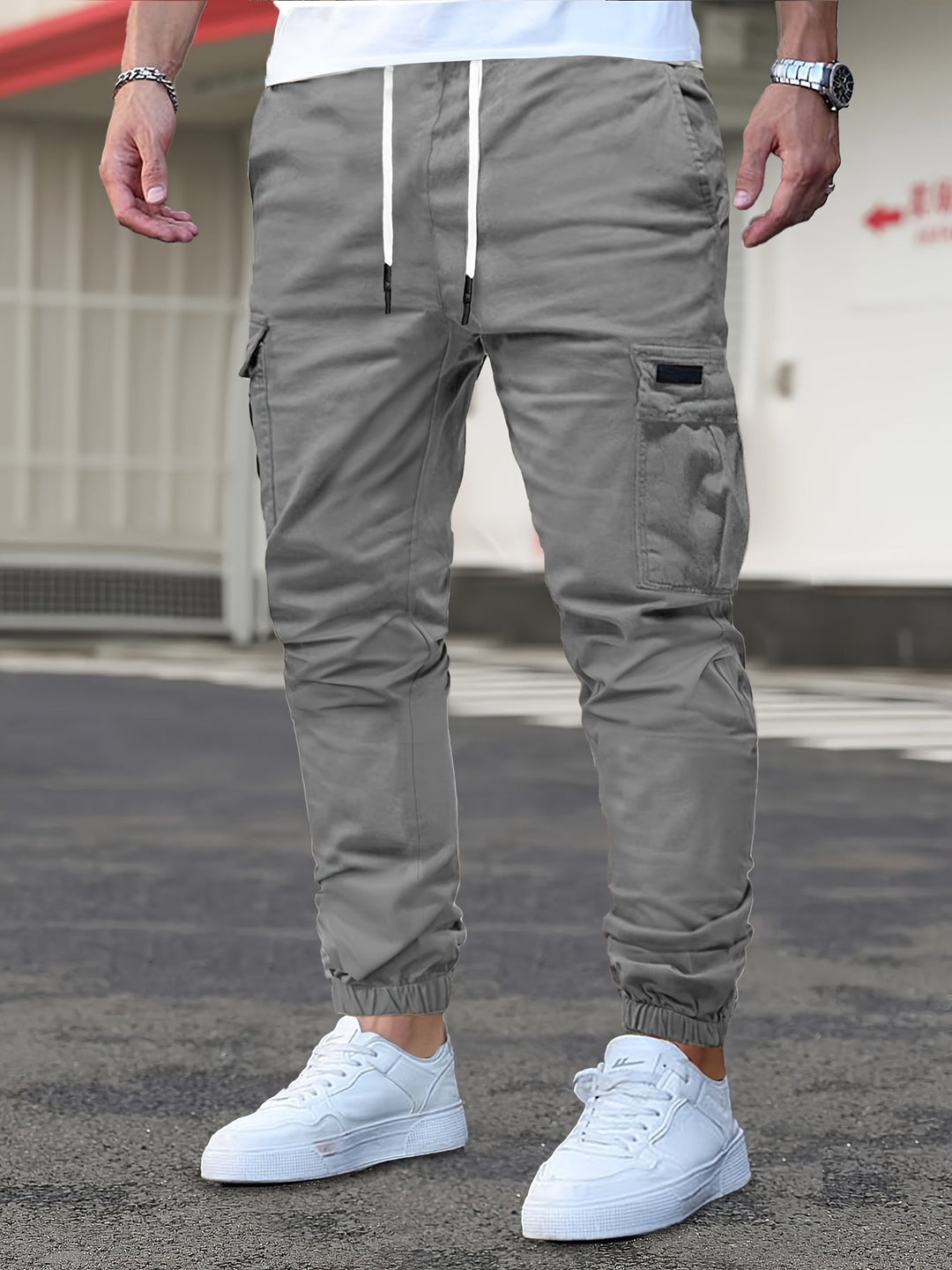 Graue Raphael Cargohose für Herren mit Kordelzug, seitlichen Taschen und elastischen Bündchen im modernen Jogger-Stil.