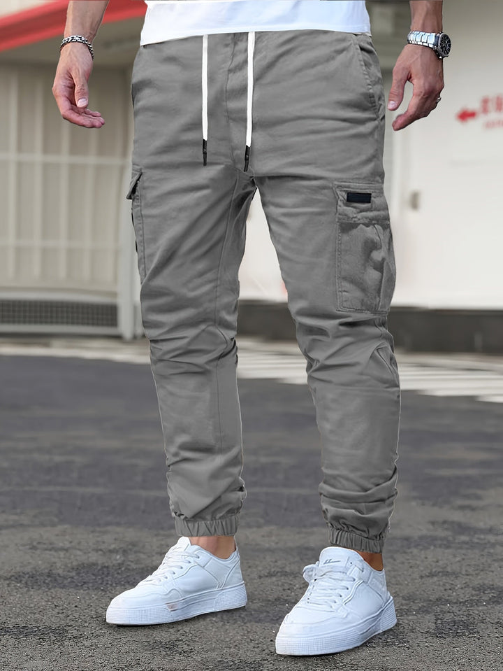 Graue Raphael Cargohose für Herren mit Kordelzug, seitlichen Taschen und elastischen Bündchen im modernen Jogger-Stil.
