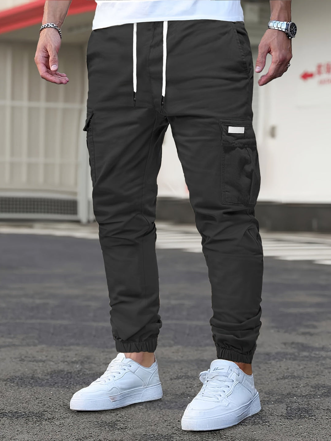 Schwarze Herren-Cargohose mit Kordelzug, seitlichen Taschen und elastischen Beinbündchen im modernen Jogger-Stil.