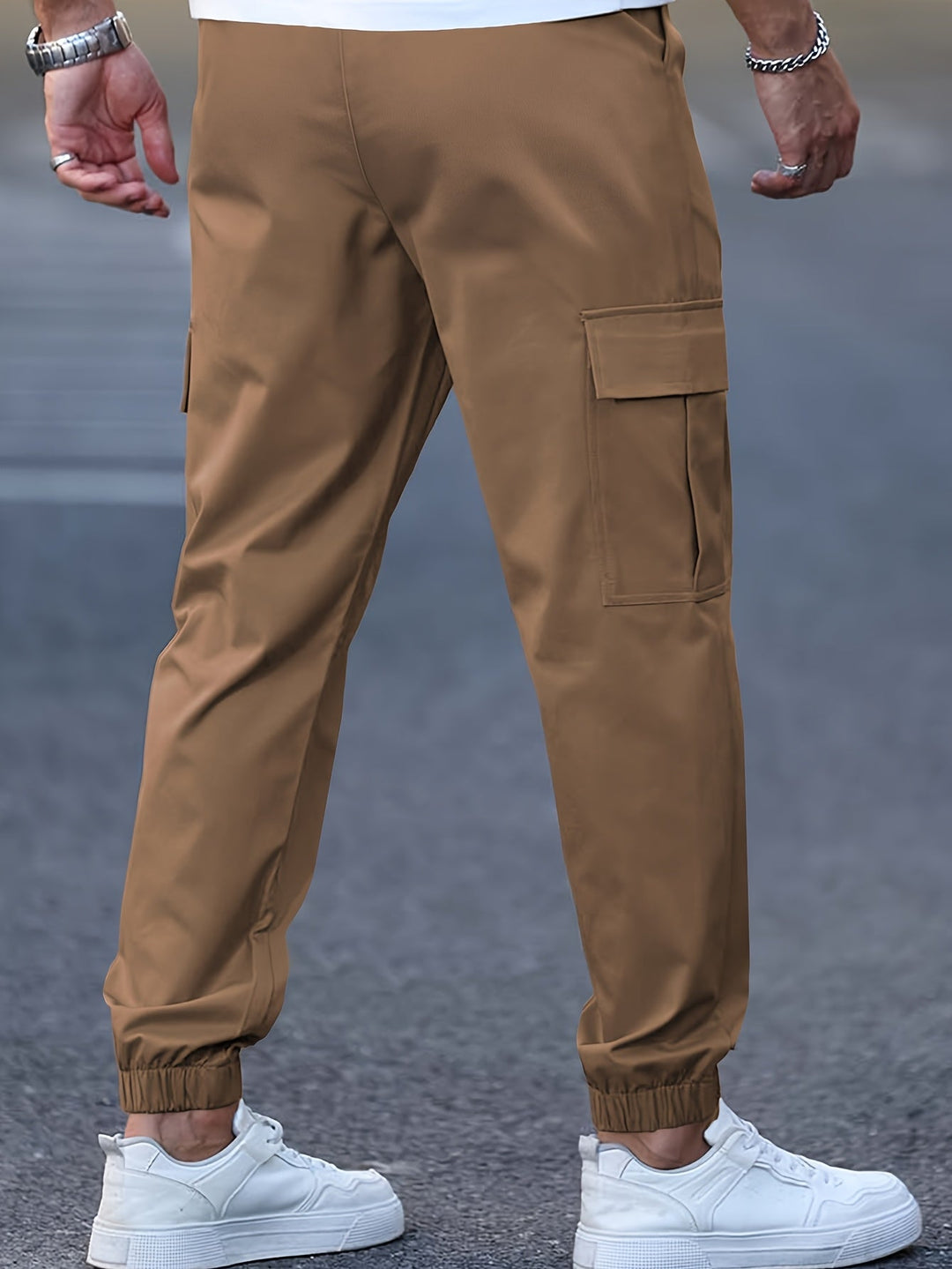 Braune Raphael Herren-Cargohose mit seitlichen Taschen, elastischen Beinbündchen und Kordelzug am Bund im modernen Jogger-Stil.