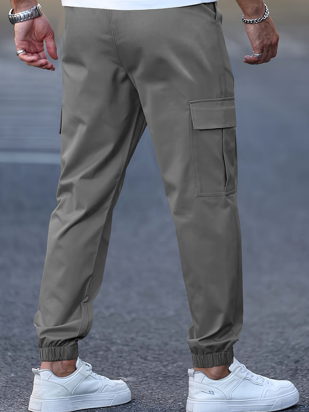 Olivgrüne Raphael Cargohose für Herren mit seitlichen Taschen, elastischen Bündchen und weißem Sneaker-Look.