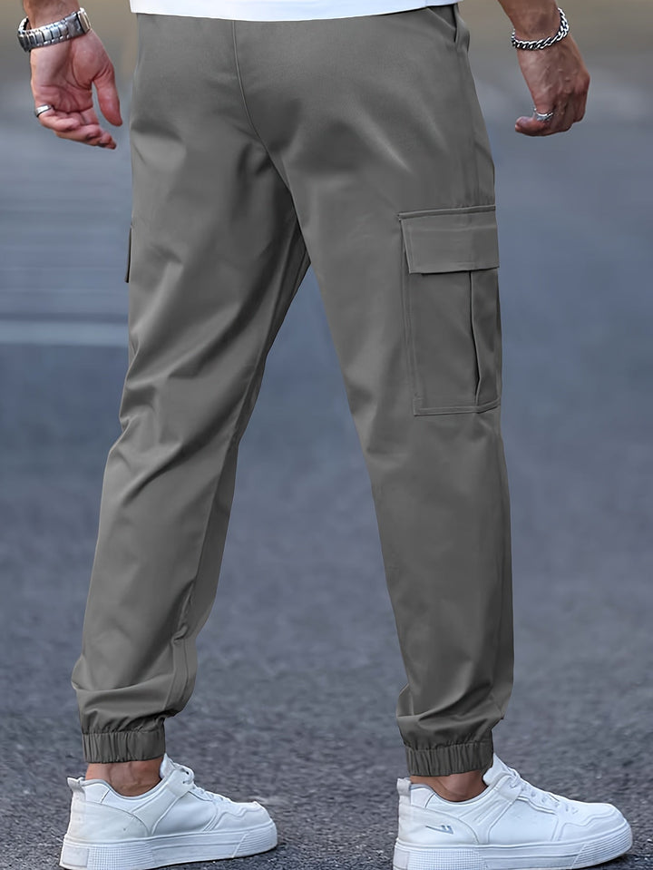 Olivgrüne Raphael Cargohose für Herren mit seitlichen Taschen, elastischen Bündchen und weißem Sneaker-Look.